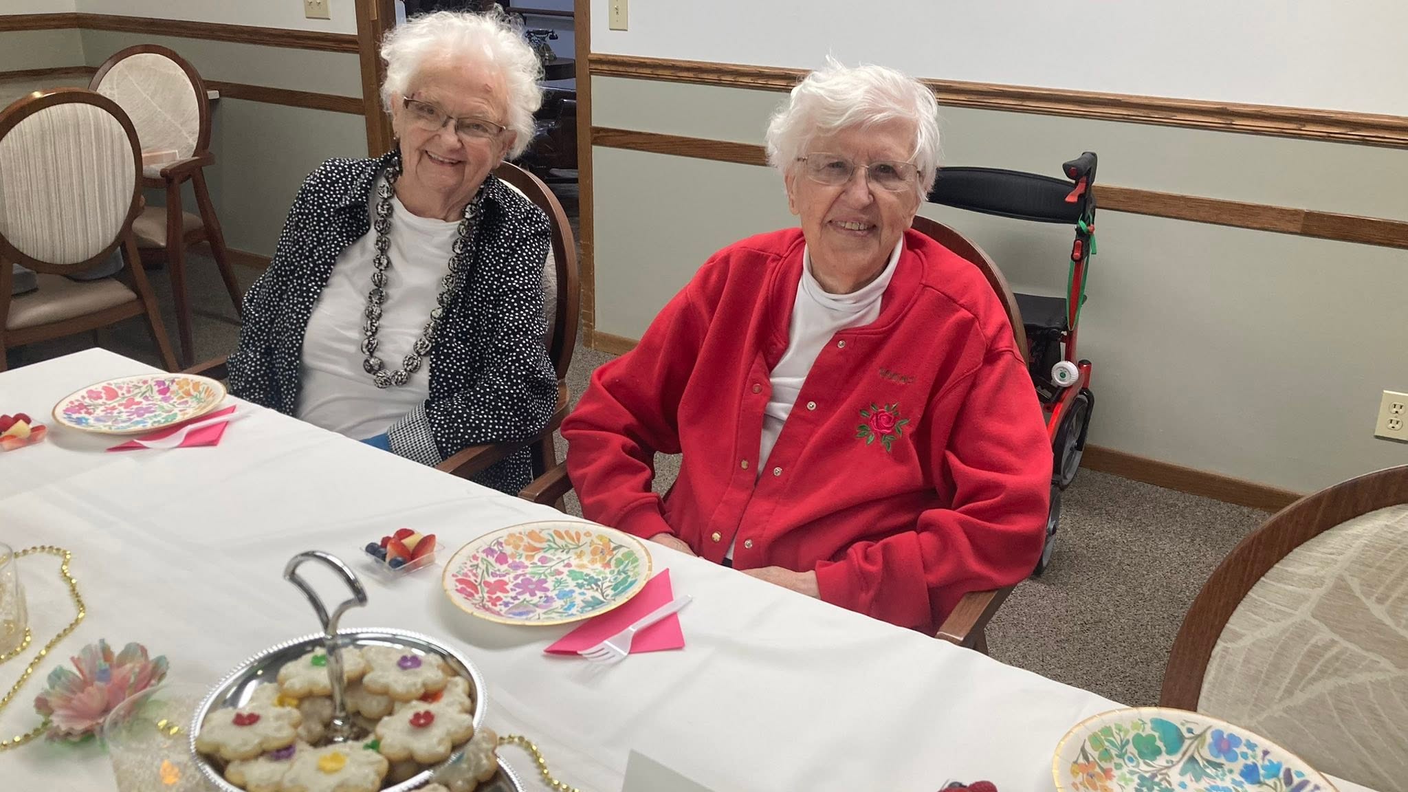 Residents enjoying cookies together at Shepherds Inn